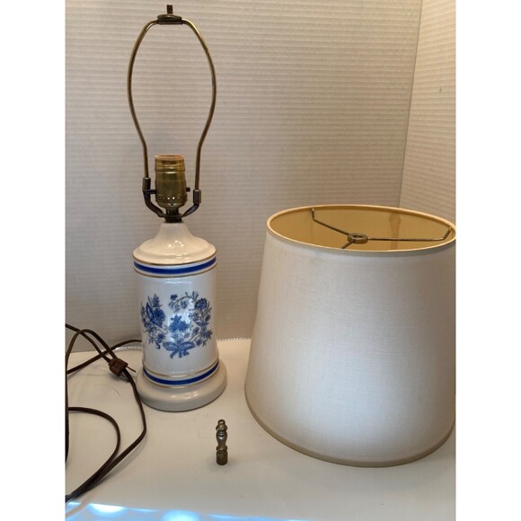 Vintage 1970's Blue Floral Lamp complete with shade excellent Country Cabin - Picture 7 of 8